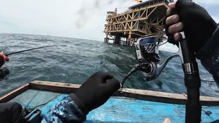 Jig под морской платформой Phan Thiet морская рыбалка на глубине возле буровой вышки