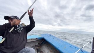 Штормовой выход в море Phan Thiet морская рыбалка в океане для смелых вьетнамских гостей