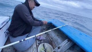 Штормовой выход в море Phan Thiet морская рыбалка в океане для смелых вьетнамских гостей