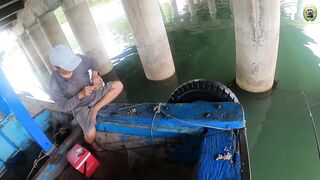 Phan Thiet жирная точка по cá rìa и cá nâu рыбалка с пирса когда клюет почти на каждый заброс