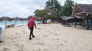 Guardalavaca пляжный променад Кубы прогулка по берегу и мысли о рыбалке