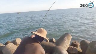 Морская рыбалка у входа в порт Phan Thiet сильное течение и активная рыба