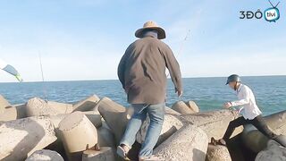 Морская рыбалка у входа в порт Phan Thiet сильное течение и активная рыба