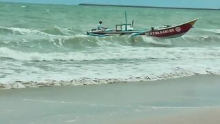 Рыбаки Jimbaran Bali живут и работают прямо на пляже от сети до вечерней рыбалки