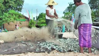 Рыбаки Jimbaran Bali живут и работают прямо на пляже от сети до вечерней рыбалки
