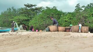 Рыбаки Jimbaran Bali живут и работают прямо на пляже от сети до вечерней рыбалки