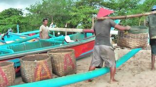 Рыбаки Jimbaran Bali живут и работают прямо на пляже от сети до вечерней рыбалки