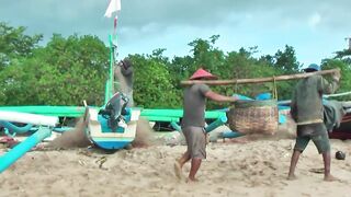 Рыбаки Jimbaran Bali живут и работают прямо на пляже от сети до вечерней рыбалки