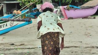 Рыбаки Jimbaran Bali живут и работают прямо на пляже от сети до вечерней рыбалки