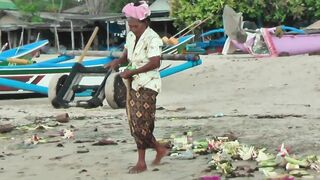 Рыбаки Jimbaran Bali живут и работают прямо на пляже от сети до вечерней рыбалки