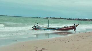 Рыбаки Jimbaran Bali живут и работают прямо на пляже от сети до вечерней рыбалки