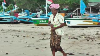 Рыбаки Jimbaran Bali живут и работают прямо на пляже от сети до вечерней рыбалки