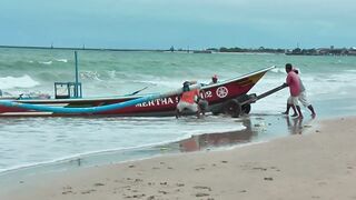 Рыбаки Jimbaran Bali живут и работают прямо на пляже от сети до вечерней рыбалки