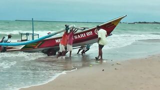 Рыбаки Jimbaran Bali живут и работают прямо на пляже от сети до вечерней рыбалки