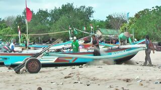 Рыбаки Jimbaran Bali живут и работают прямо на пляже от сети до вечерней рыбалки