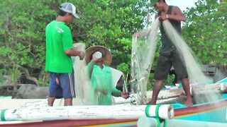 Рыбаки Jimbaran Bali живут и работают прямо на пляже от сети до вечерней рыбалки