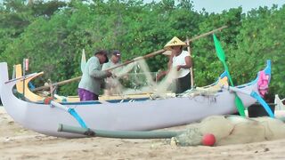 Рыбаки Jimbaran Bali живут и работают прямо на пляже от сети до вечерней рыбалки