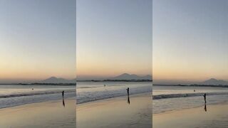 Ребёнок с удочкой на Jimbaran Beach Bali первая береговая рыбалка и следы на тёплом песке