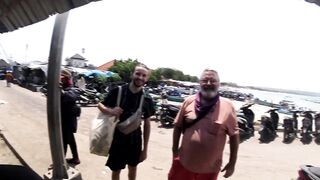 Рыбалка в Jimbaran Bay Bali берег океан лодки рыбаков и простой спиннинг с пляжа