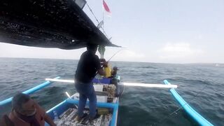 Рыбалка в Jimbaran Bay Bali берег океан лодки рыбаков и простой спиннинг с пляжа