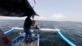 Рыбалка в Jimbaran Bay Bali берег океан лодки рыбаков и простой спиннинг с пляжа