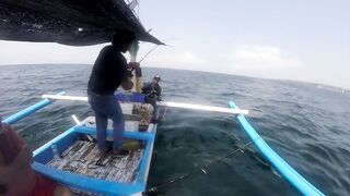 Рыбалка в Jimbaran Bay Bali берег океан лодки рыбаков и простой спиннинг с пляжа