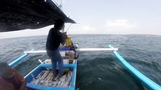 Рыбалка в Jimbaran Bay Bali берег океан лодки рыбаков и простой спиннинг с пляжа