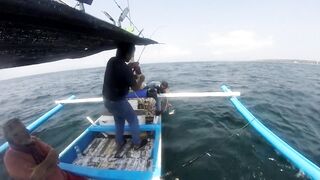 Рыбалка в Jimbaran Bay Bali берег океан лодки рыбаков и простой спиннинг с пляжа