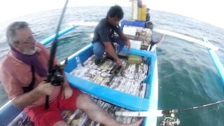 Рыбалка в Jimbaran Bay Bali берег океан лодки рыбаков и простой спиннинг с пляжа