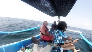 Рыбалка в Jimbaran Bay Bali берег океан лодки рыбаков и простой спиннинг с пляжа