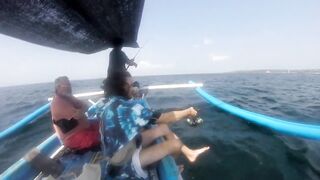 Рыбалка в Jimbaran Bay Bali берег океан лодки рыбаков и простой спиннинг с пляжа