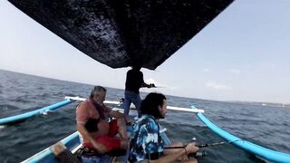 Рыбалка в Jimbaran Bay Bali берег океан лодки рыбаков и простой спиннинг с пляжа