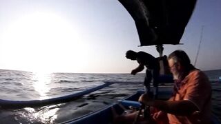 Рыбалка в Jimbaran Bay Bali берег океан лодки рыбаков и простой спиннинг с пляжа