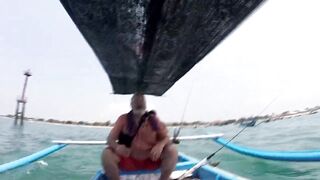 Рыбалка в Jimbaran Bay Bali берег океан лодки рыбаков и простой спиннинг с пляжа