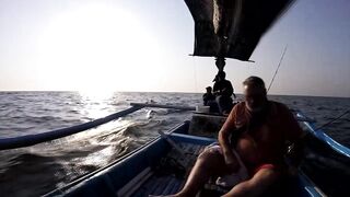 Рыбалка в Jimbaran Bay Bali берег океан лодки рыбаков и простой спиннинг с пляжа