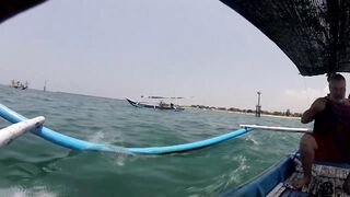 Рыбалка в Jimbaran Bay Bali берег океан лодки рыбаков и простой спиннинг с пляжа