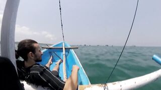 Рыбалка в Jimbaran Bay Bali берег океан лодки рыбаков и простой спиннинг с пляжа