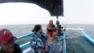 Рыбалка в Jimbaran Bay Bali берег океан лодки рыбаков и простой спиннинг с пляжа