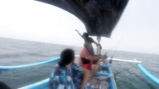 Рыбалка в Jimbaran Bay Bali берег океан лодки рыбаков и простой спиннинг с пляжа