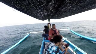 Рыбалка в Jimbaran Bay Bali берег океан лодки рыбаков и простой спиннинг с пляжа