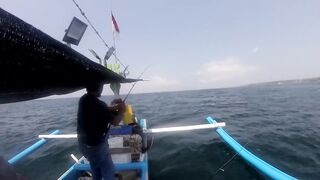 Рыбалка в Jimbaran Bay Bali берег океан лодки рыбаков и простой спиннинг с пляжа