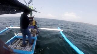 Рыбалка в Jimbaran Bay Bali берег океан лодки рыбаков и простой спиннинг с пляжа