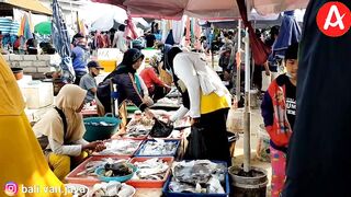 Традиционный рыбный рынок Jimbaran Bay прогулка среди улова ночной морской рыбалки