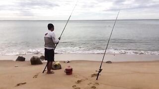 Ловля песчаного бычка biển Phan Thiet прибрежная донная рыбалка у волнореза