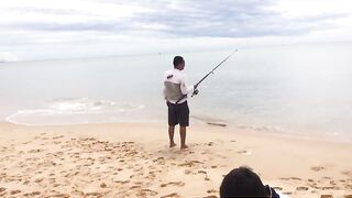 Ловля песчаного бычка biển Phan Thiet прибрежная донная рыбалка у волнореза