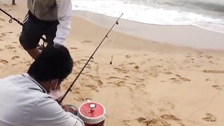 Ловля песчаного бычка biển Phan Thiet прибрежная донная рыбалка у волнореза