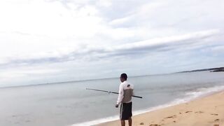 Ловля песчаного бычка biển Phan Thiet прибрежная донная рыбалка у волнореза