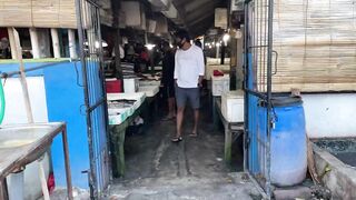 Традиционный рыбный и морепродуктовый рынок в Jimbaran Bali утренний улов и торг