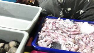 Традиционный рыбный и морепродуктовый рынок в Jimbaran Bali утренний улов и торг