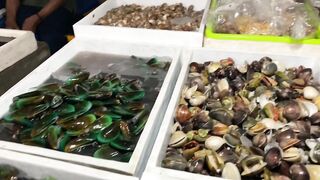 Традиционный рыбный и морепродуктовый рынок в Jimbaran Bali утренний улов и торг